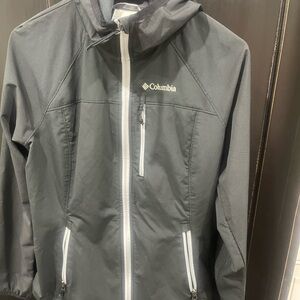 Columbia women’s rain / wind jacket with hoodie size M